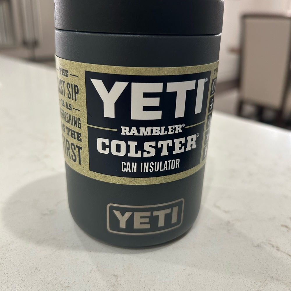 YETI Rambler Colster in Dark Gray